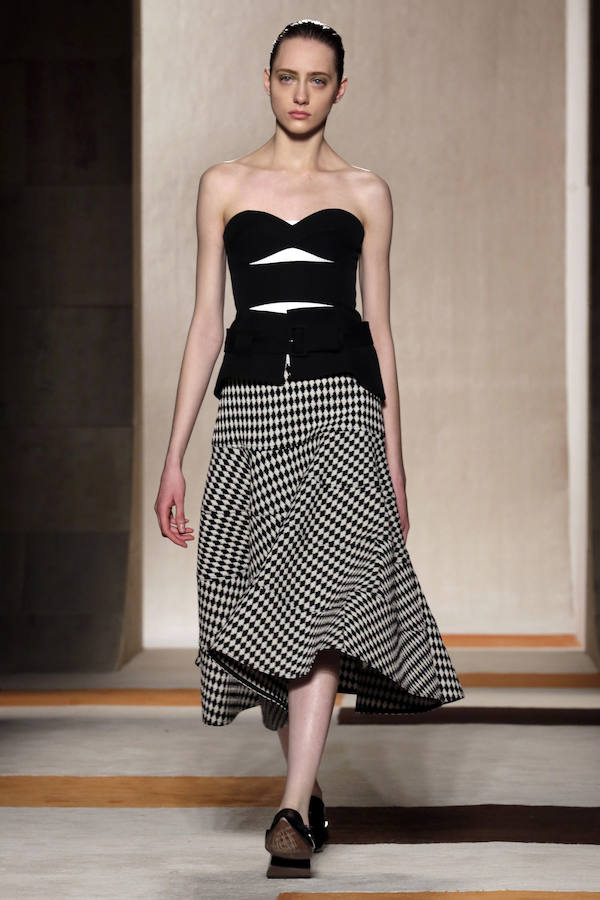 El escote corazón es una de las referencias principales de la colección que se ha visto sobre la pasarela