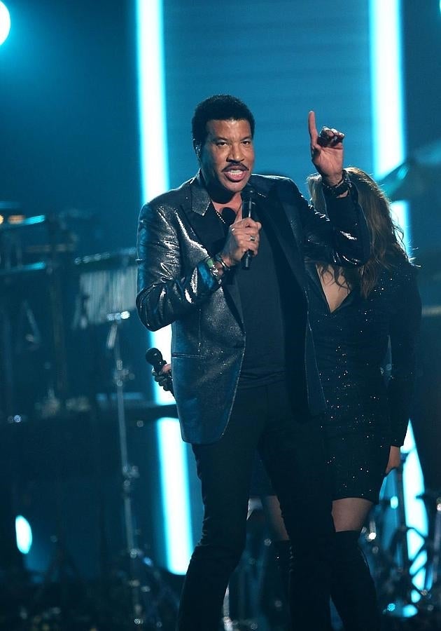 Lionel Ritchie cantando en la gran noche de la música.