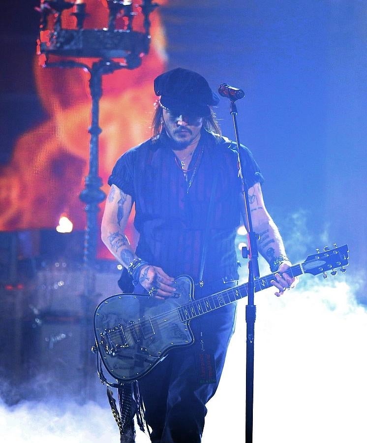 Johnny Depp se sube al escenario de los Premios Grammy.