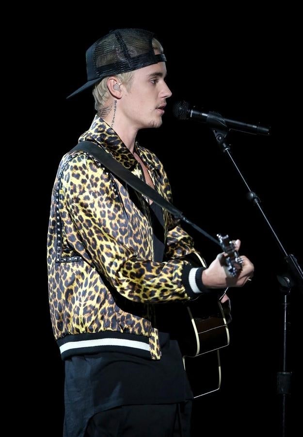 Justin Bieber demostró su destreza con la guitarra.