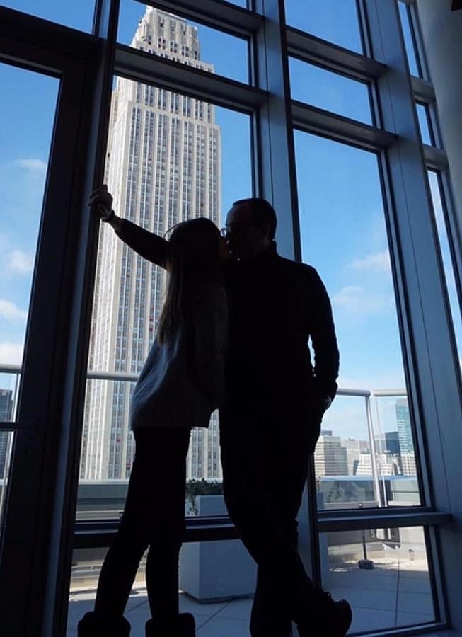 Risto Mejide y Laura Escanes se besan en el Empire State Building.