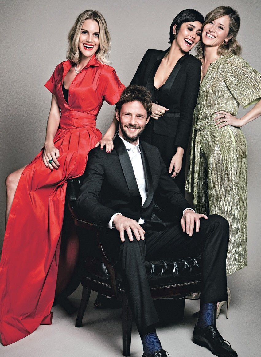 Amaia Salamanca, Eloy Azorín, Megan Montaner y Marta Larralde estuvieron juntos en la serie Gran Hotel y quisieron recordarlo fotografiándose juntos.