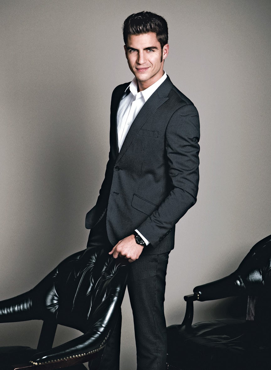 Maxi Iglesias se escapó del rodaje de La embajada y lució elegancia y simpatía.