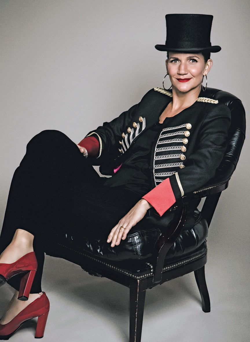 Samantha Vallejo-Nágera lució uno de los looks más originales de la noche.