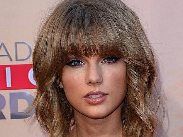 Galería. Taylor Swift con el corte de pelo 'swag'.