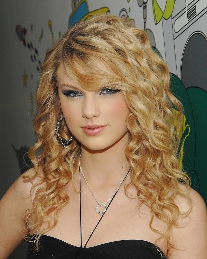 En sus inicios Taylor Swift lucía el pelo largo y rizado, al estilo de los 80.