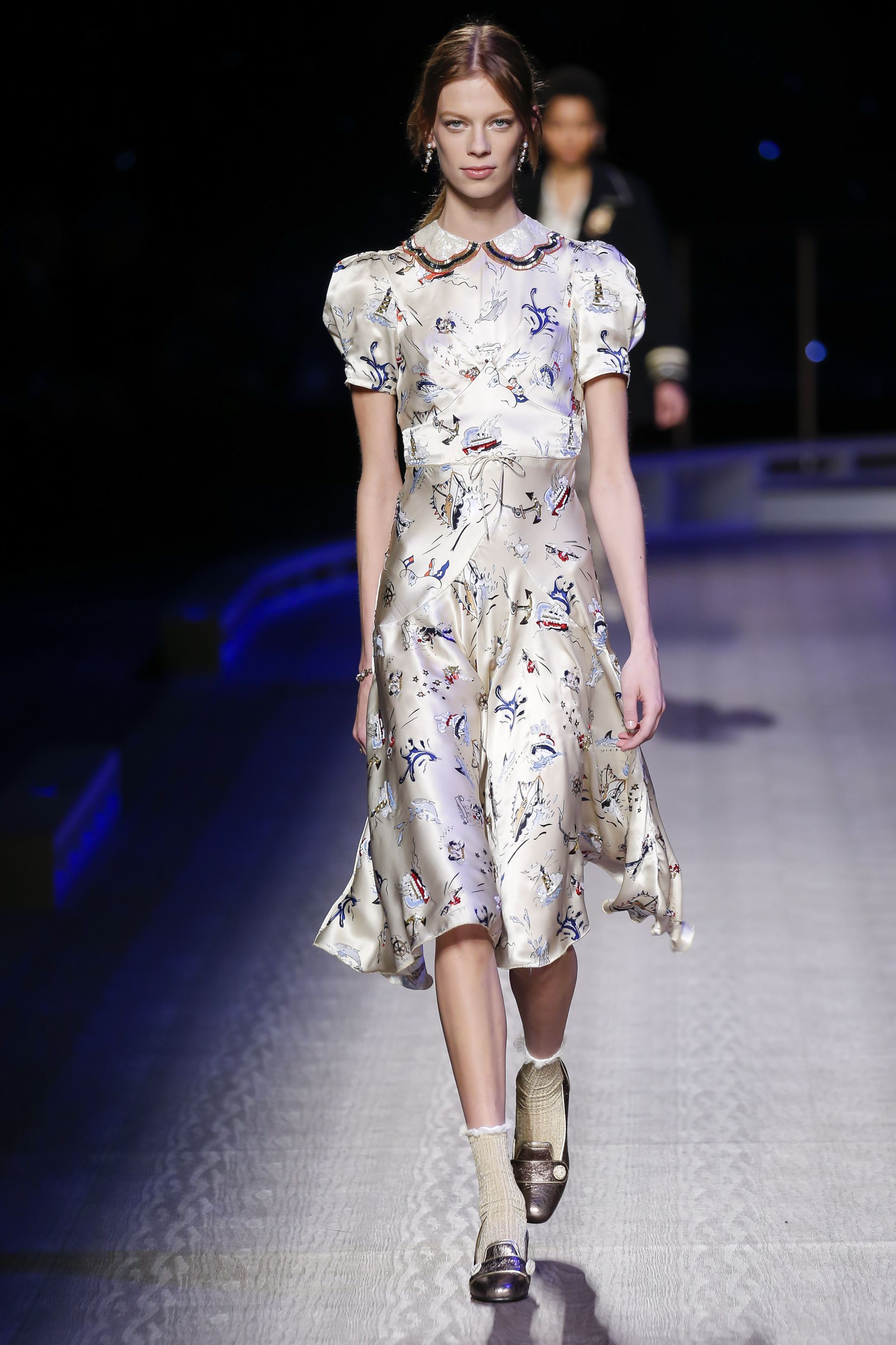 De seda estampada es esta pieza que forma parte de la colección otoño-invierno 2016