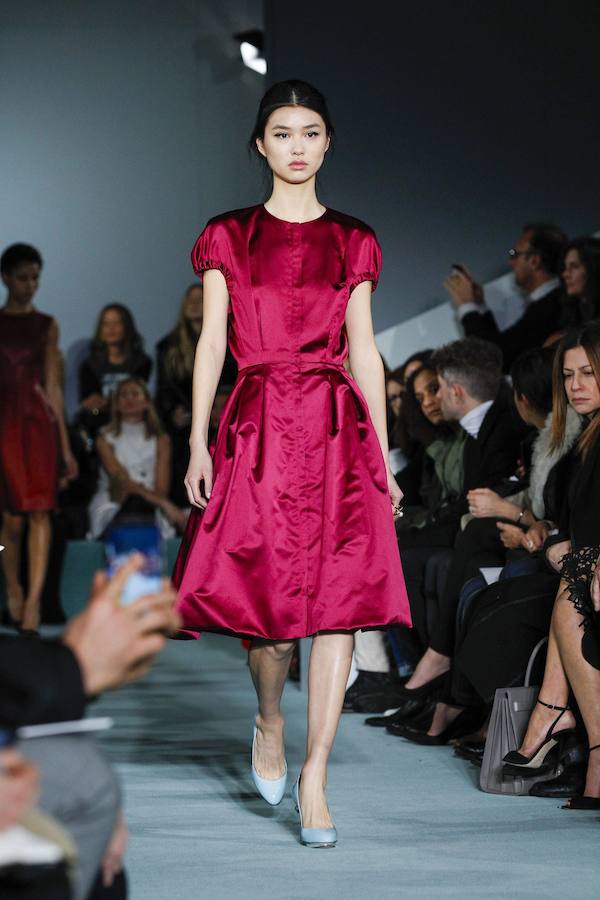 Las faldas se cargan de volumen en vestidos como este de Oscar de la Renta