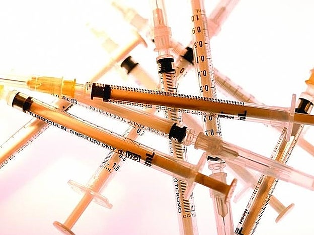 El bótox se inyecta en los músculos del rostro para relajarlos, y difuminar y prevenir la aparición de arrugas.