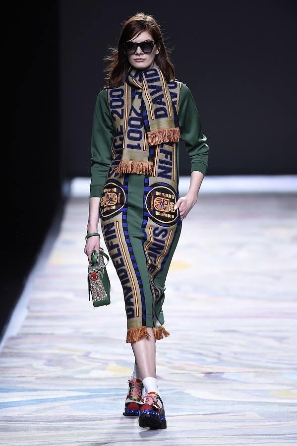 Vestido ajustado con escudo de España y letras de la marca.