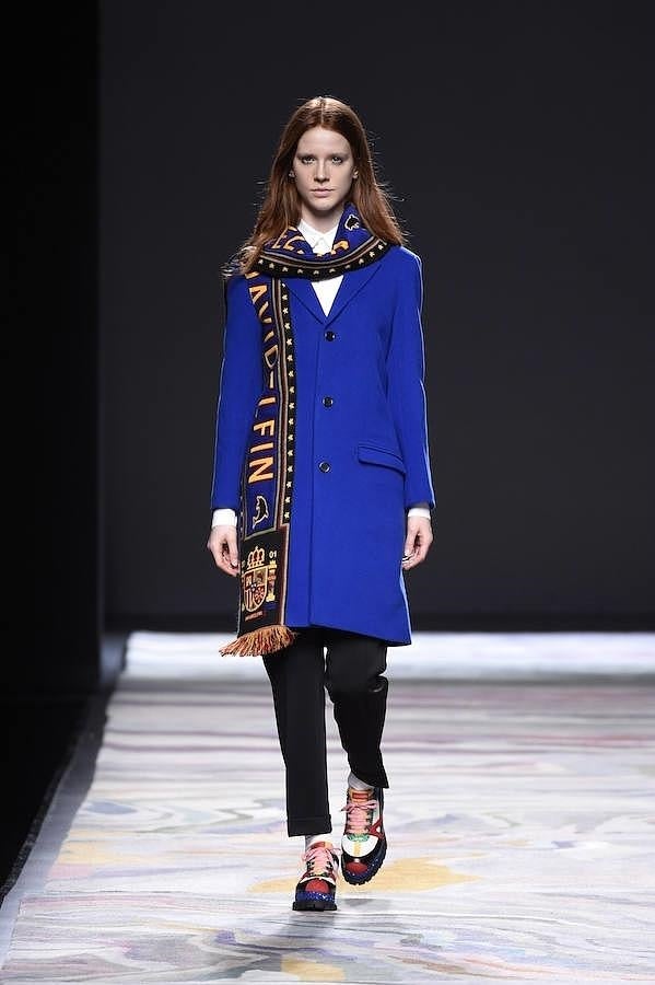 Abrigo largo combinado con bufanda 'Made in Spain'.