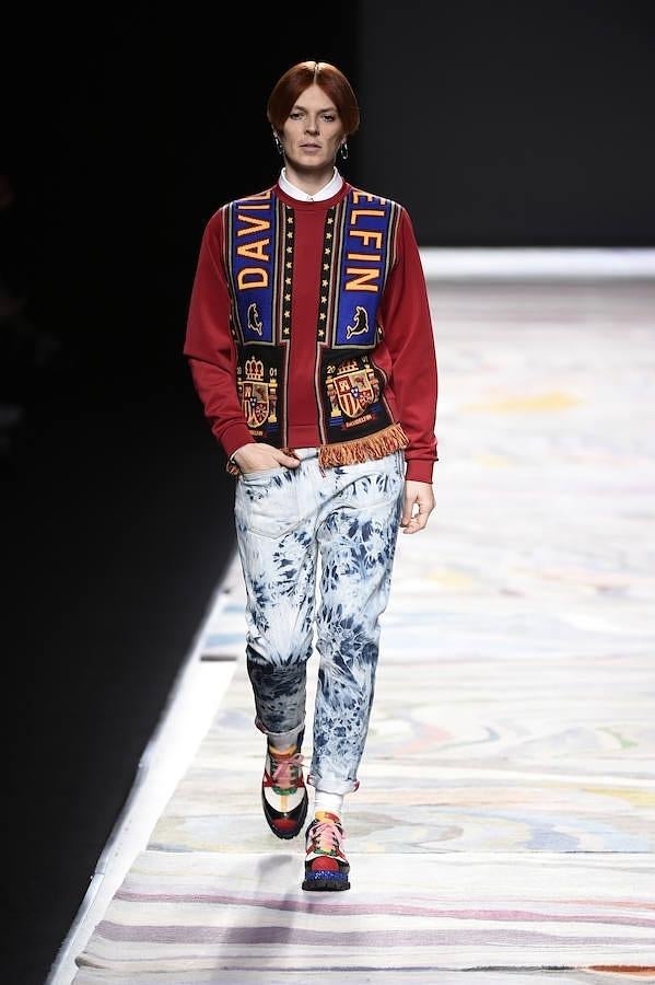 Jeans desteñido combinado con sudadera 'Made in Spain'.