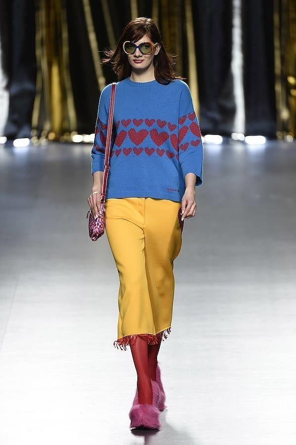 Pantalón culotte con flecos combinado con jersey de lana.