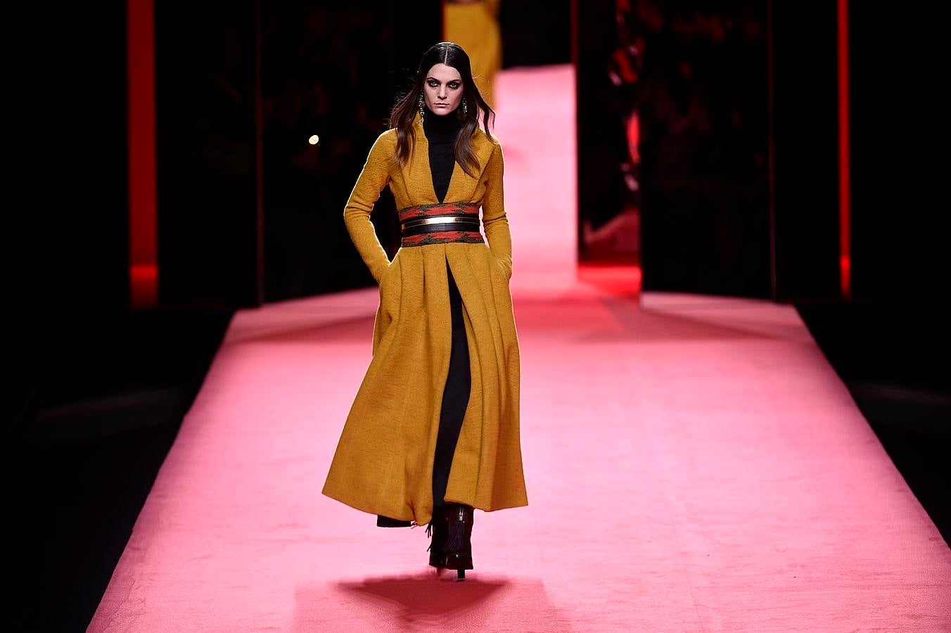 Abrigo largo color mostaza.