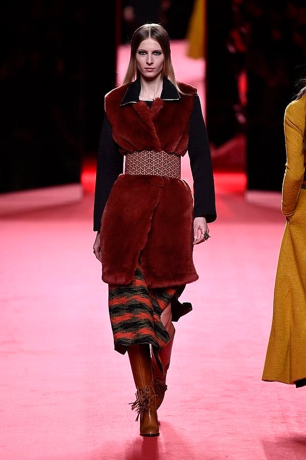 Chaleco de pelo en combinado con cinturón XXL.