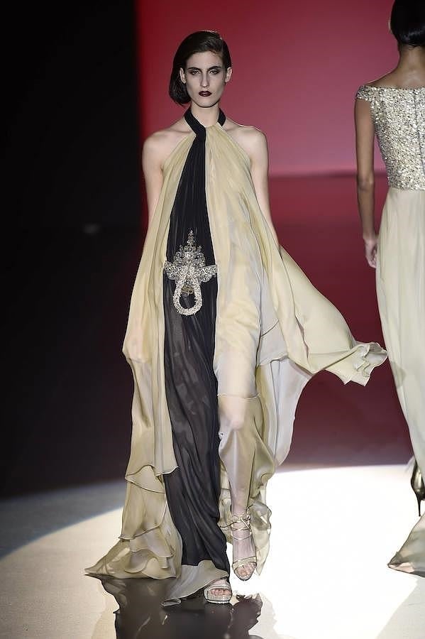 Vestido largo de gasa de color negro y crema.