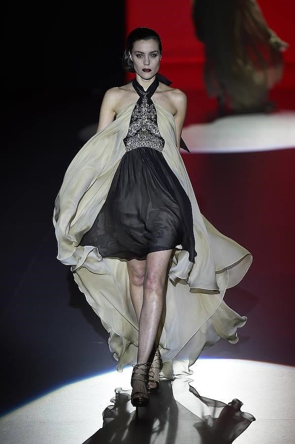 Vestido asimétrico bitono con cuello halter.