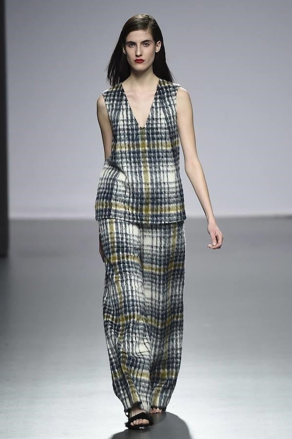 Pantalón y blusa estampados en cuadros.