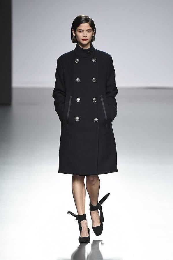 Abrigo negro con botones delanteros.