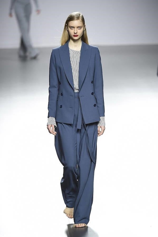 Look con traje chaqueta masculino azul.