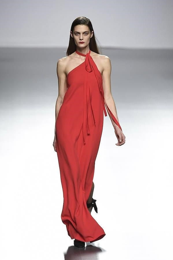 Vestido largo de color rojo con manga asimétrica.