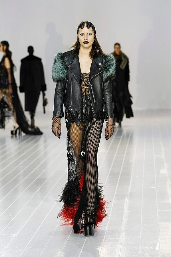 Un look solo apto para las más atrevidas: vestido transparente hasta los pies con plumas y cazadora de cuero adornada con pieles en los hombros.