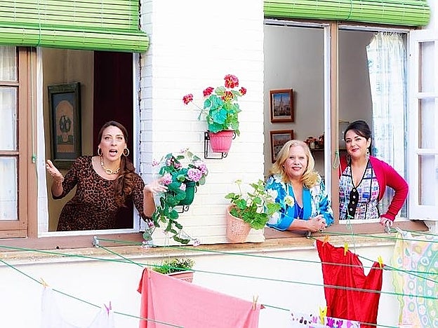 Carmina Barrios, encantada con su nueva faceta de actriz, pasa de su hija en el rodaje.