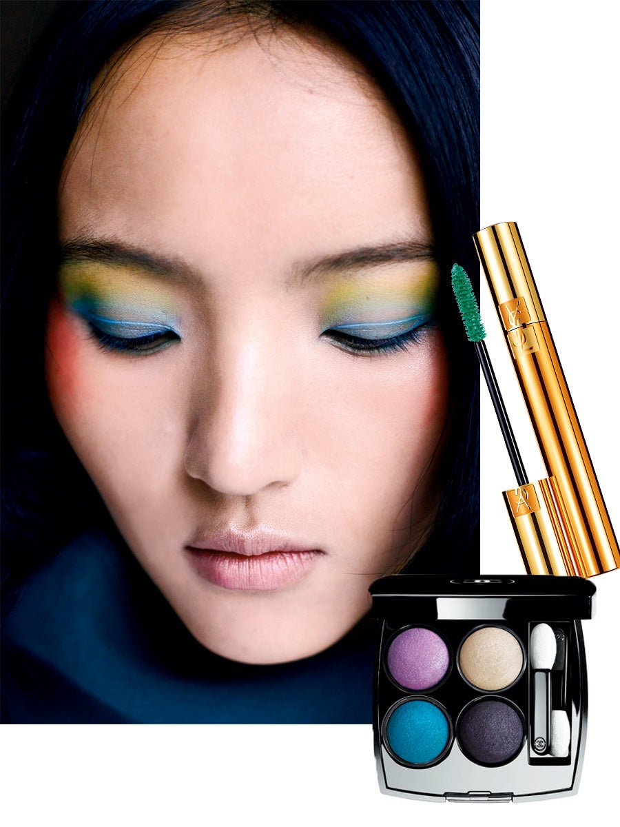 Se busca el efecto crayola (sí, el de los lápices de colores de tu infancia) con tonos intensos y primarios, que visten la mirada con trazos gruesos y poco definidos. ¿Cómo trasladar algo tan arty sin parecer disfrazada? Con una línea de eyeliner o una nube intensa de color y apenas una capa de máscara. O jugando con el color en las pestañas y dejando el párpado al mínimo. Paleta Les 4 Ombres, en tono Beverly Hills, de la colección L.A. Sunrise de Chanel (52,50€). Máscara Volume Effet Faux Cils, en tono Hippie Green, de YSL (35€). (Alexis Mabille)