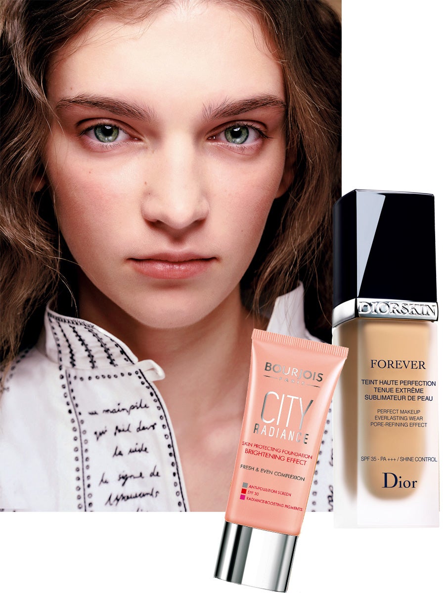Es otro look que se sigue haciendo fuerte en la calle y en la pasarela. Como explica Maite Tuset, senior make up artist de M·A·C, forma parte de lo que el equipo de expertos de la firma ha denominado la tendencia nada. Hay una clara búsqueda de la realidad, de la calidad de la piel que requiere mucho tratamiento previo de corrección y de bases que se acoplan perfectamente al rostro. Fundamental: los acabados semimantes. City Radiance Skin Protecting Foundation de Bourjois (14,95€). Diorskin Forever Fondo Fluido de Alta Perfección (51 €) y Forever Fluid Esponge (20€), ambos de Dior. (MAC para Lemaire)