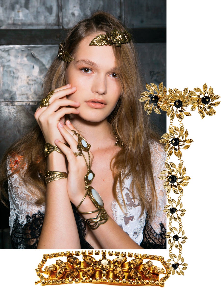 Pasadores, diademas y flores viven una nueva edad dorada que comenzó con la obsesión de Dolce&Gabbana hace tres temporadas (ahora han abandonado las horquillas por los auriculares barrocos) y que toma forma de cuento de hadas en la versión posmoderna de Rodarte, con pasadores de flores que adornan rostros casi prerrafaelitas. Marc Jacobs les da un uso mucho más mundano pero no menos sofisticado. Clip de pelo con flores de metal, de Rosantica (240€). Pasador de strass de Jennifer Behr (80€). (Rodarte)