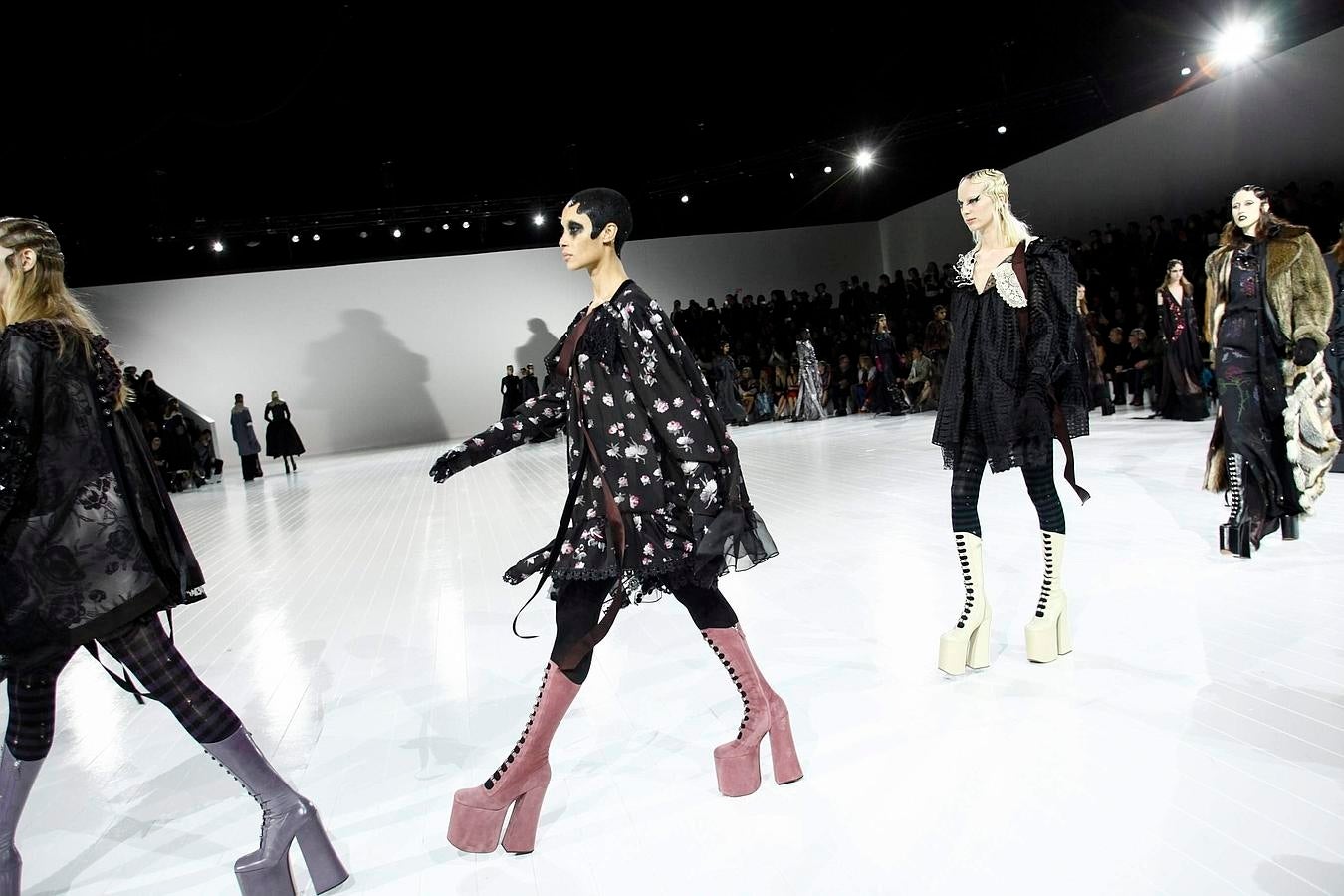 Las modelos de Marc Jacobs desfilaron con botas con enormes plataformas, peinados años 20 con marcadas ondas y maquillaje gótico, con ahumados, eyeliners y looks de ojos emborronados.