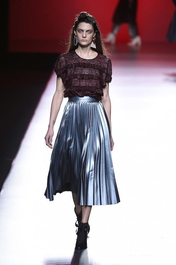 Falda plisada de color metalizada combinada con cuerpo de encaje.