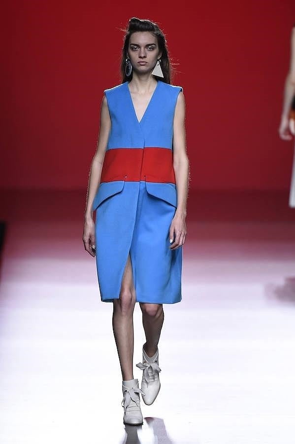 Vestido bitono sin mangas.