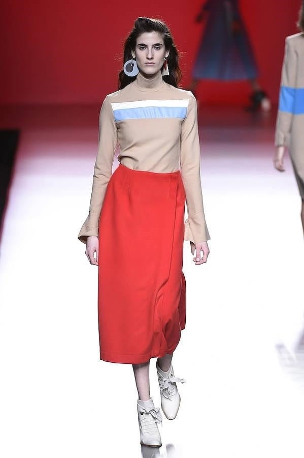 Falda naranja con camisa mangas acampanadas.