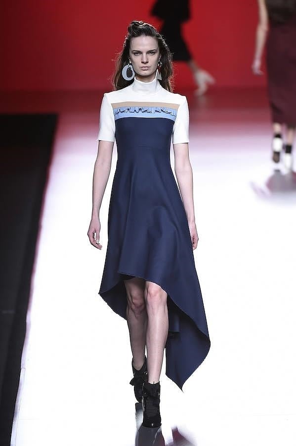 Vestido con bajo asimétrico.