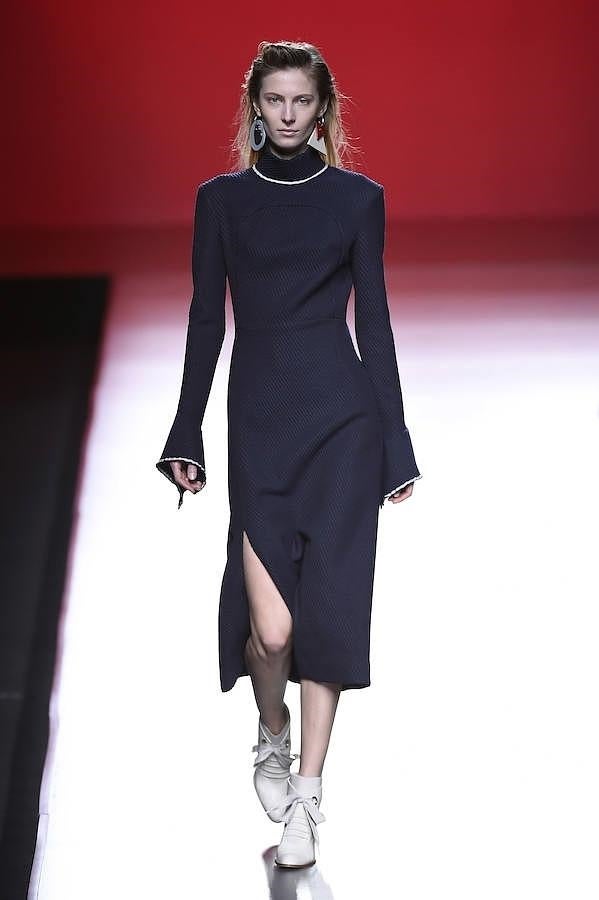 Vestido azul marino con mangas acampanadas y abertura lateral.