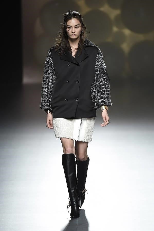 Chaqueta negra con mangas de cuadros.