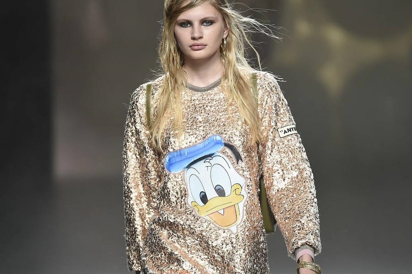 Sudaera dorada decorada con imagen del pato Donald.