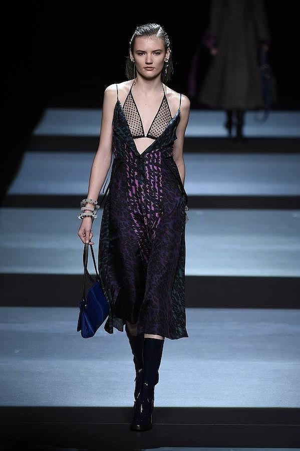 Colección cargada de escotes muy femeninos y sensuales.