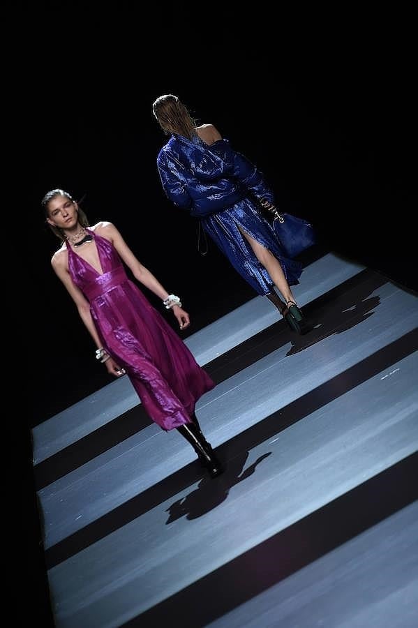 Atrevido vestido de color fucsia con escote pronunciado.