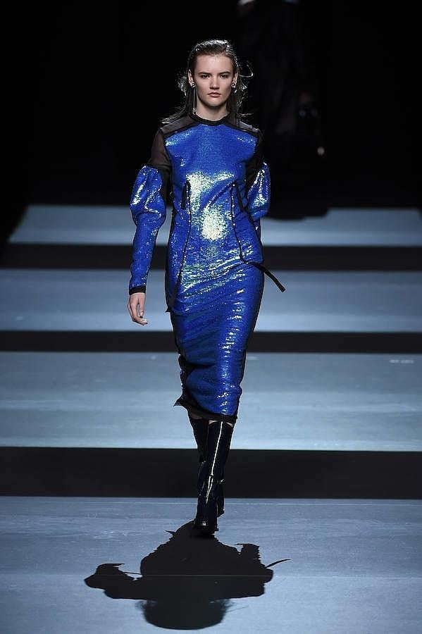 Vestido azul y negro de lentejuelas con detalles transparentes.