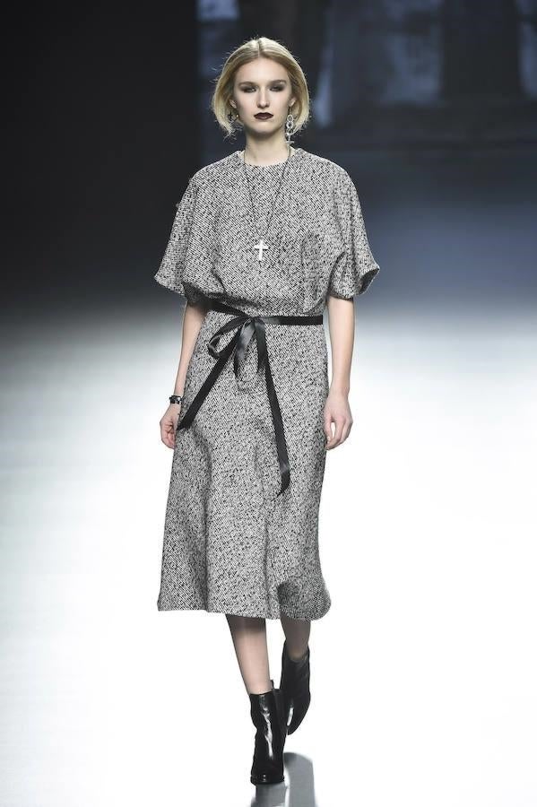 Vestido jaspeado blanco y negro con cinturón atado.