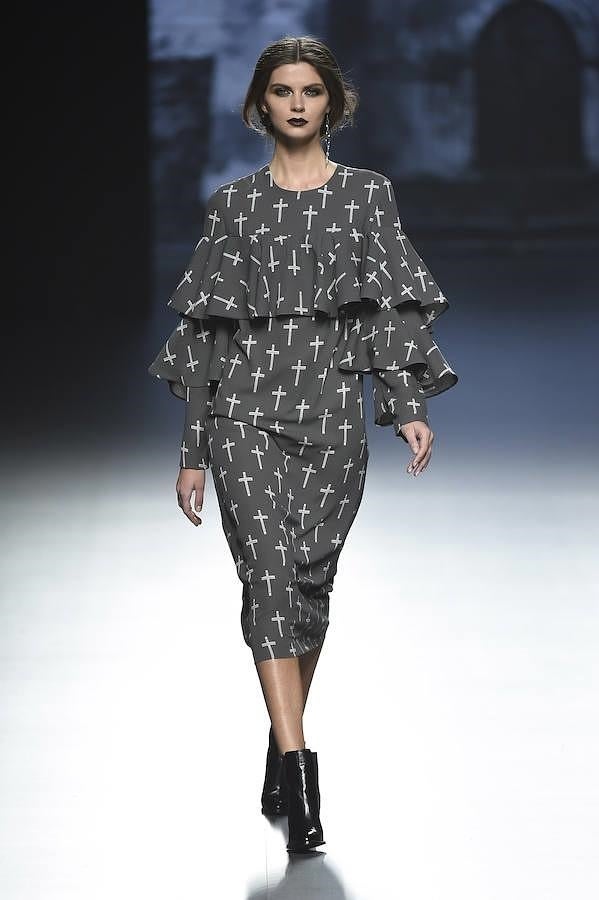 Vestido ajustado con dibujo de cruces y volantes.