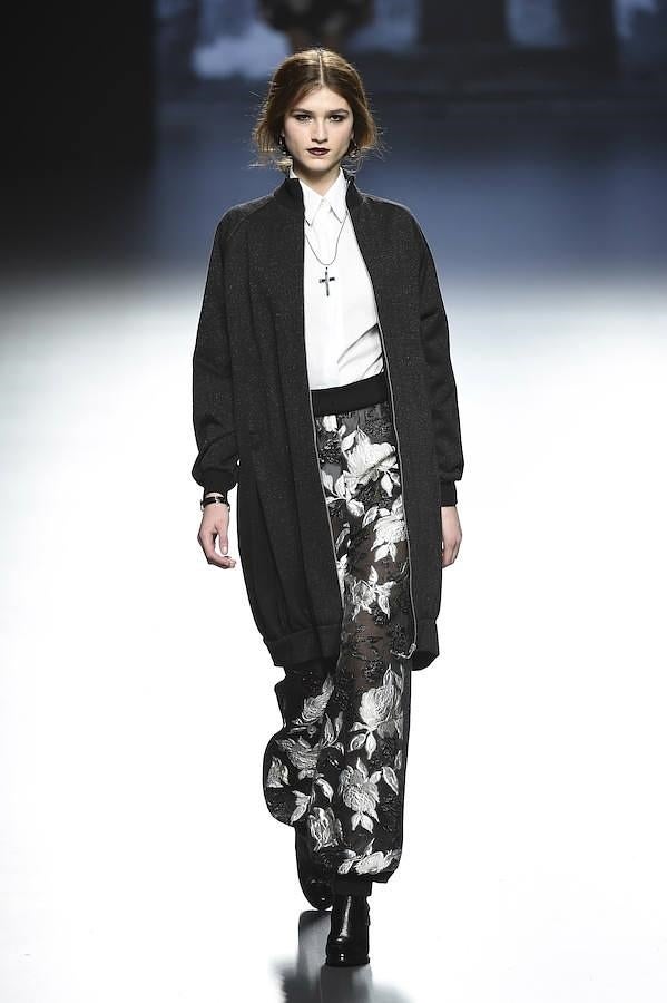 Falda 'black&white' de flores y chaqueta larga.