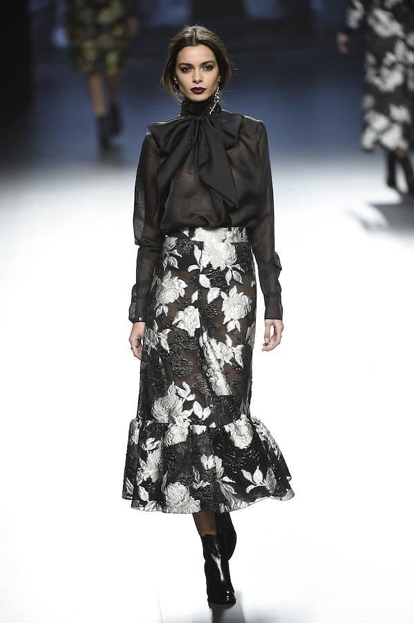 Blusa con lazada al cuello y falda de flores.