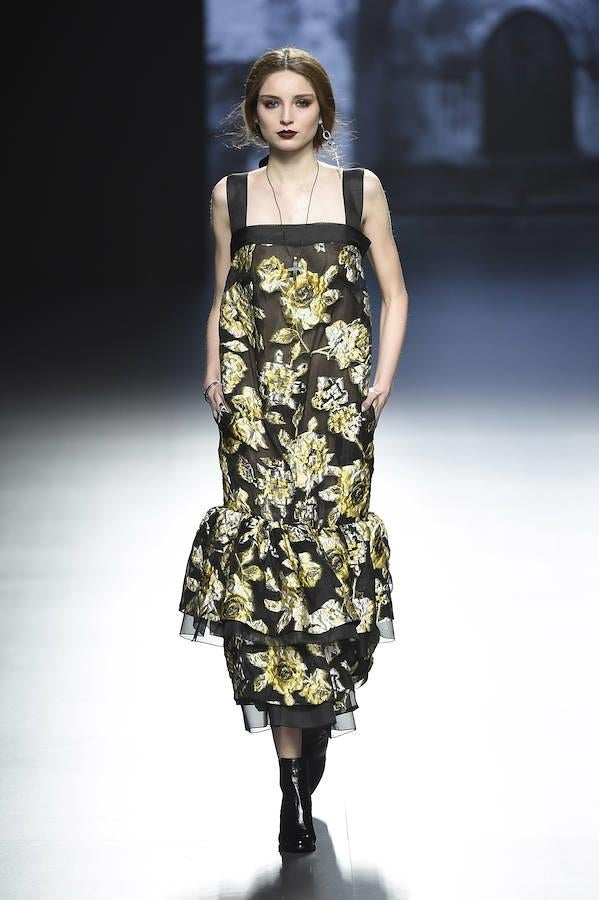 Vestido tricolor en tonos blanco, negro y amarillo.