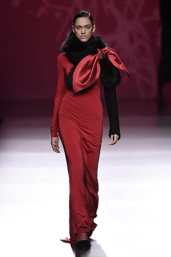 El color rojo es uno de los tonos más utilizados en la colección.