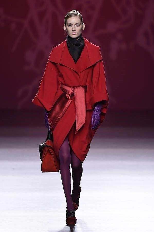 Abrigo rojo cruzado con complementos morados.