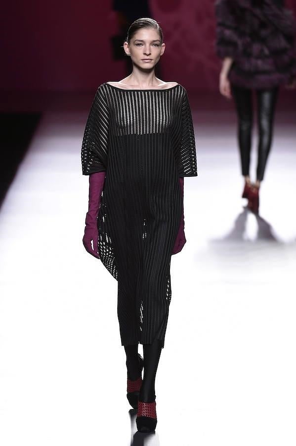 Vestido negro de rayas transparente.