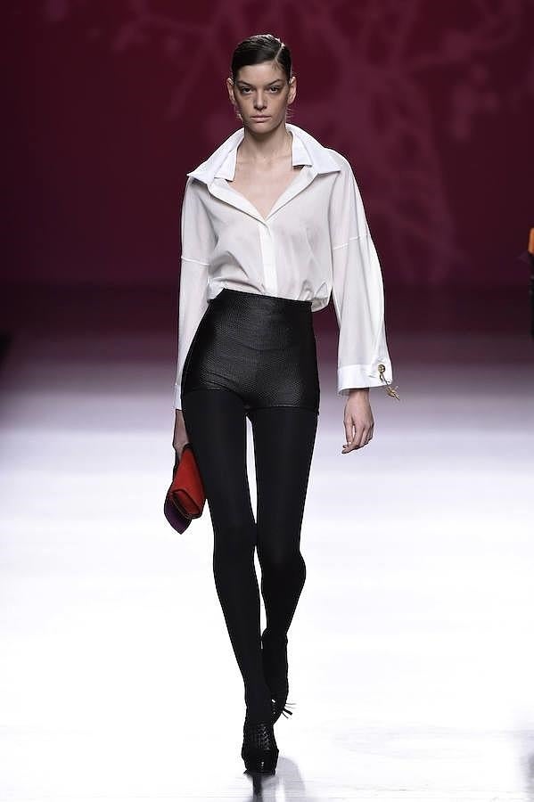 Short de tiro alto combinado con camisa blanca.